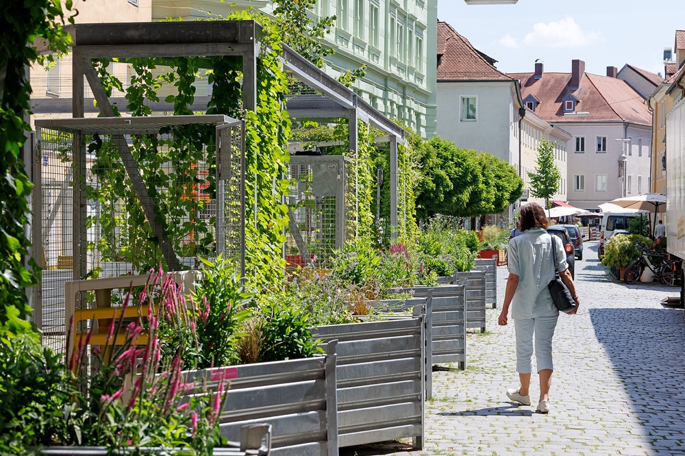 Beispiel f&uuml;r die blau-gr&uuml;ne Gestaltung einer Bestandsstra&szlig;e, Stadt Regensburg Oberm&uuml;nsterviertel (c) Stadt Regensburg, Bilddokumentation